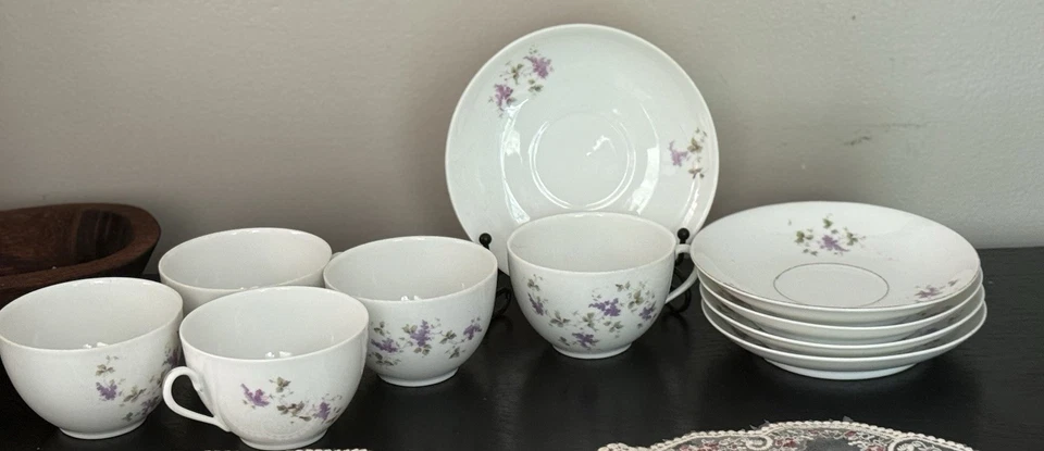 Винтажная чайная чашка и блюдце из тонкого костяного фарфора, белая с фиалками, набор из 5 - Изображение 2 из 4