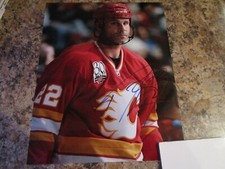 DAYMOND LANGKOW SIGNED 8X10 GLOSSY PHOTO CALGARY FLAMES (B)