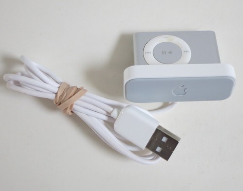 Apple iPod Shuffle 2. Generation A1204 1GB Silber mit Original Ladestation, getestet