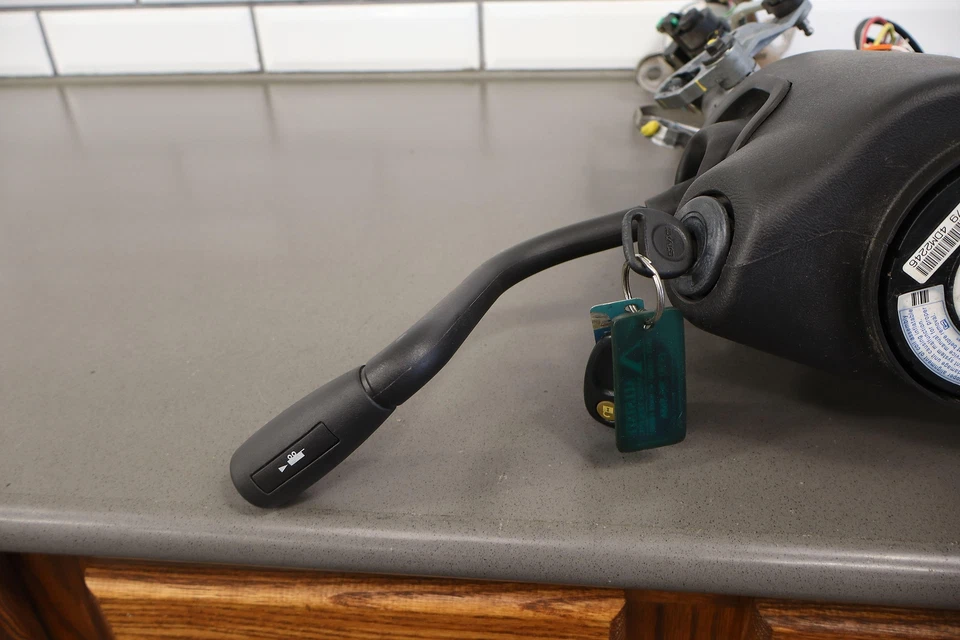 03-06 GMC Silverado Sierra Yukon XL 1500 2500 Steering Column *Radio Control Opt - Image 2 of 4