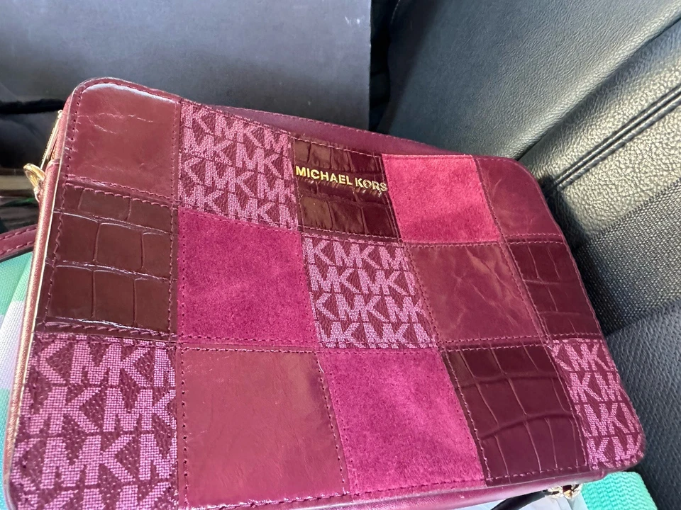 Bandolera pequeña Michael Kors Sinclair Signature MK Dark Berry $328