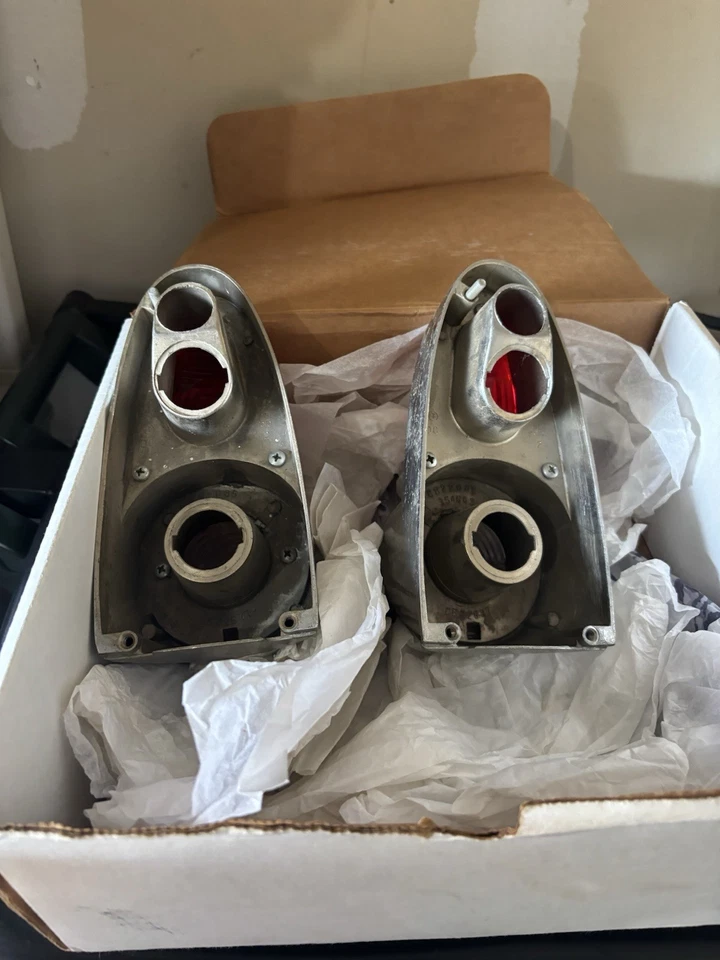 Par de luces traseras Plymouth Belvedere Savoy Plaza 1954 genuinas PLYAZ originales usadas Foto 2 de 2