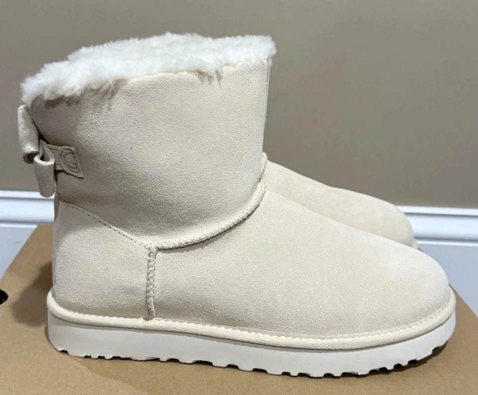 NUEVO EN CAJA Mujer UGG Talla 8 Mini Bailey Gamuza Arco Bota CRM Crema Marfil Foto 3 de 4