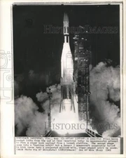 1961 Press Photo Atlas-Agena rocket lifts from launch pad, Cape Canaveral, FL