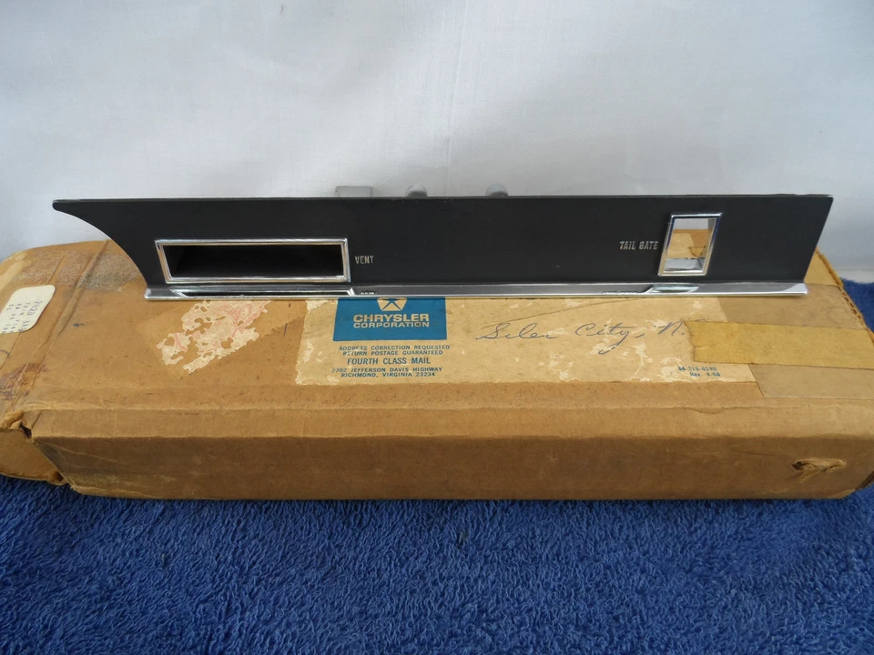 Placa de ajuste de tablero Chrysler Town & Country 1967-1968 bisel de puerta trasera de ventilación 67-68 NOS Foto 2 de 4