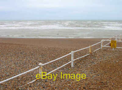 Foto 6x4 Lone Surfer, Bulverhythe Beach West Marina trotzt den Elementen c2007