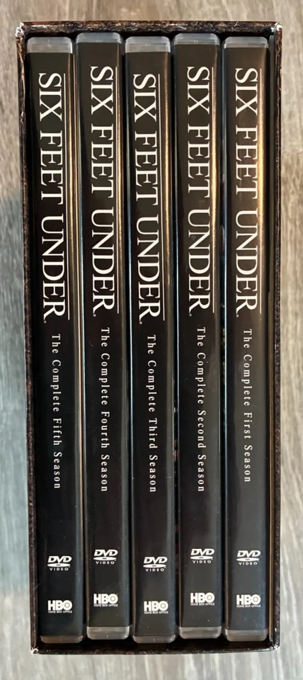 SIX FEET UNDER: THE COMPLETE SERIES 2001-2005 24 DVD DISCS + MEMORIAM BOOKLET - Image 3 of 4