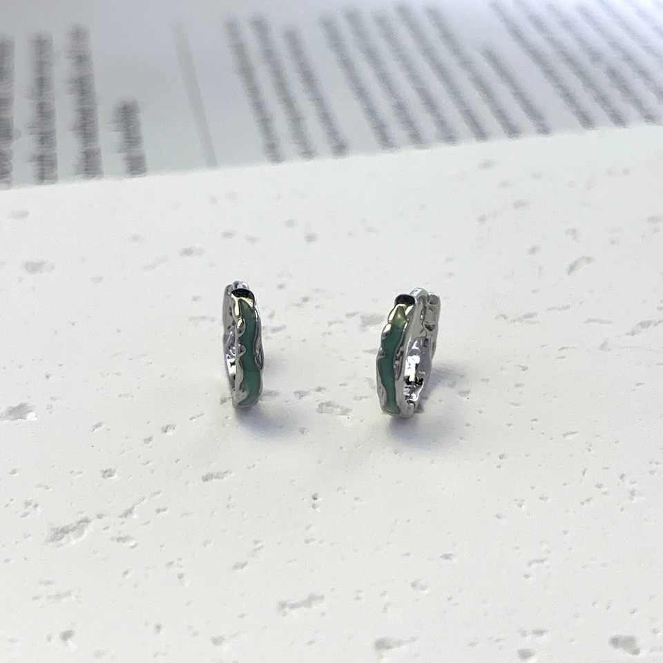 Pendientes de aro pequeños ondulados verdes de 13 mm para hombre mujer, pendientes unisex de ropa de calle Foto 2 de 4