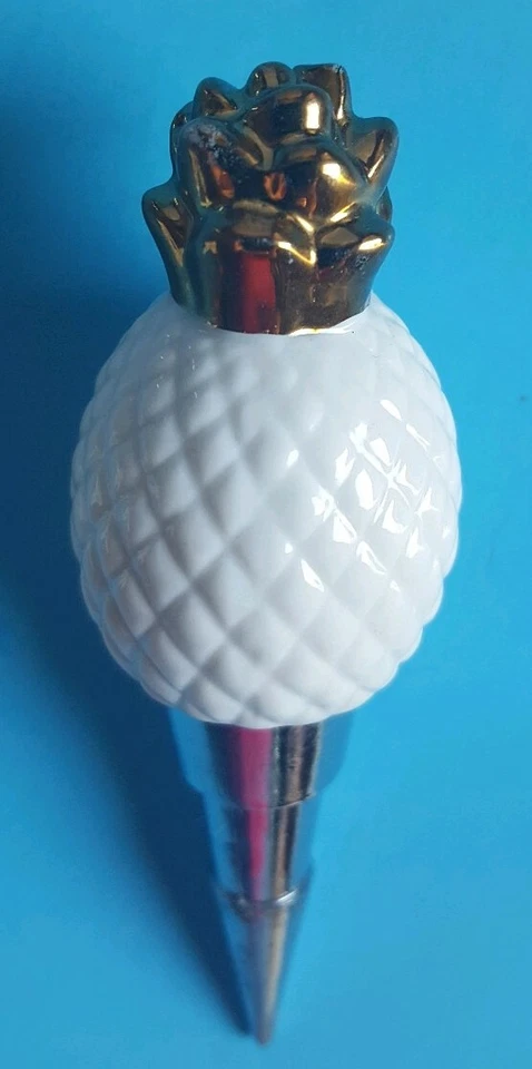 Tapones para botellas de vino de piña y palmera blancos con adornos dorados Foto 3 de 4