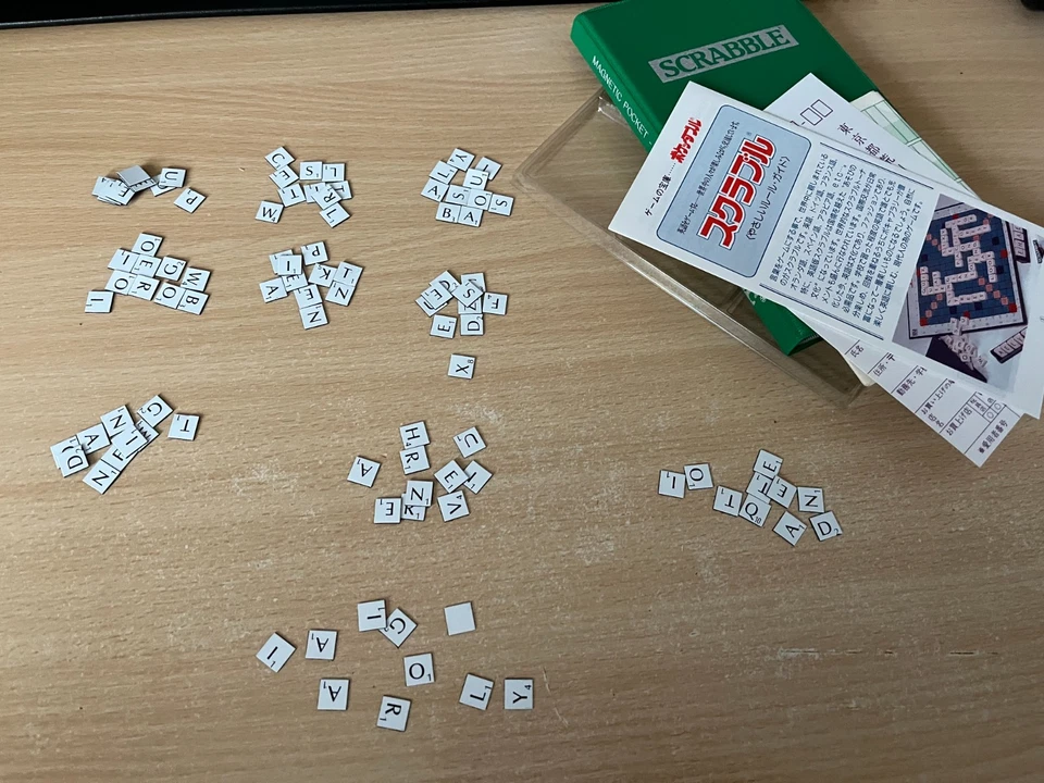 Scrabble Magnetic Pocket Edition RARE 1991 JAPANESE box/rules ENGLISH letters - Image 2 of 4