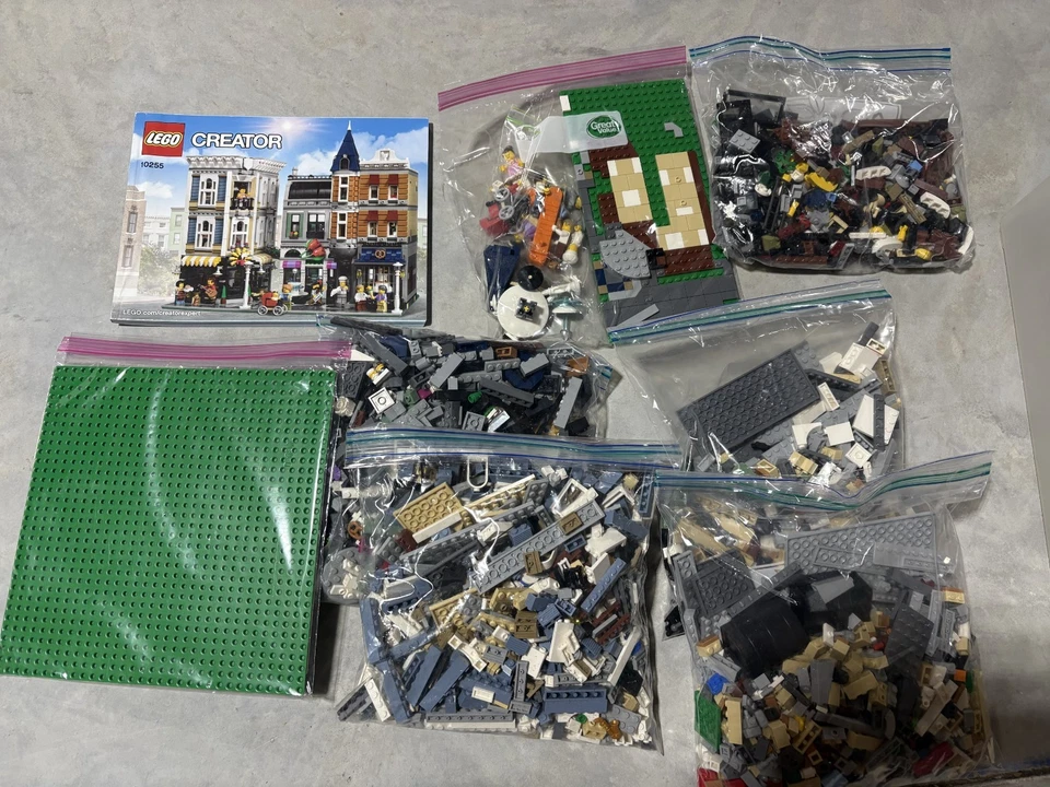 LEGO CREATOR: Assembly Square (10255) - Image 2 of 2