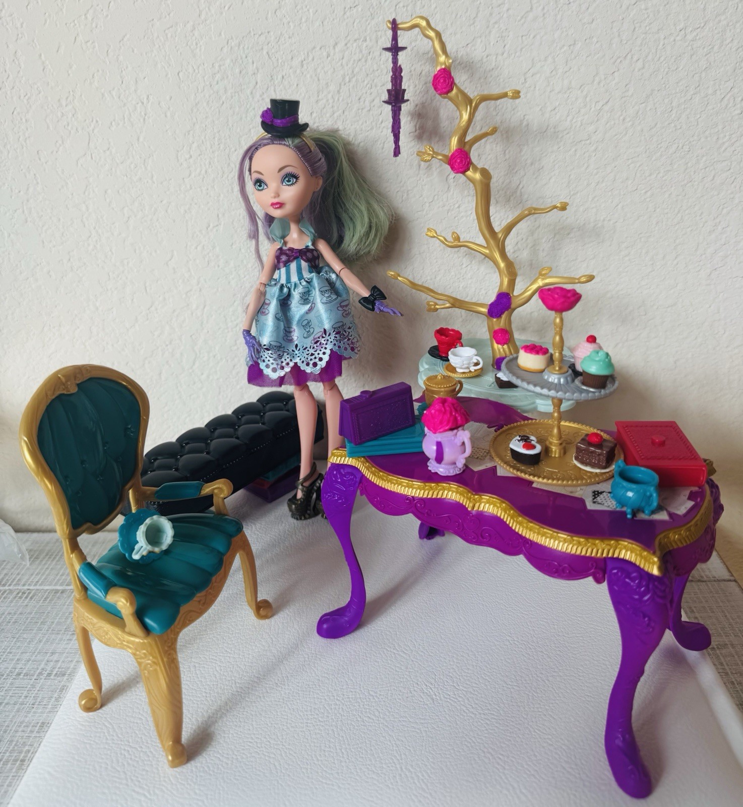 Ever After High Madeline Hatter Doll Hat-Tastic Tea Party Wo