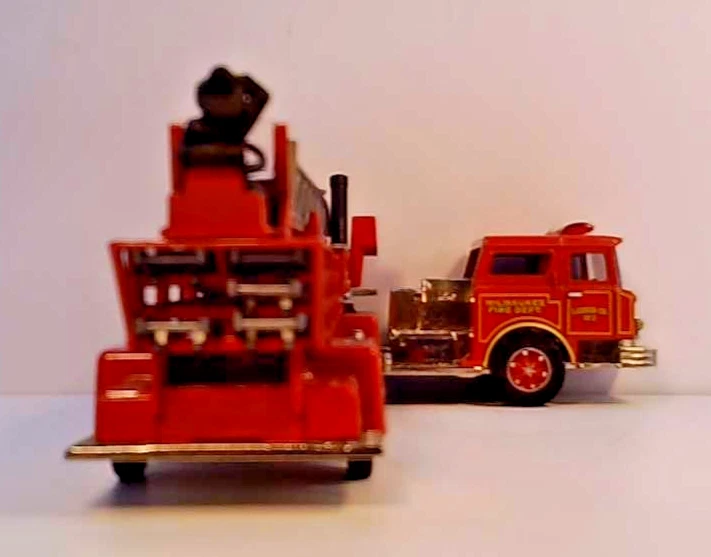CODE 3 Milwaukee FD Ladder 2 TDA 1:64 Diecast Fire Truck Model - Image 3 of 4