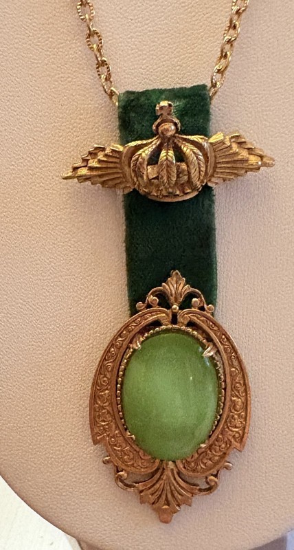 vintage Florenza Necklace 24 inch long, green glass green velvet gold tone