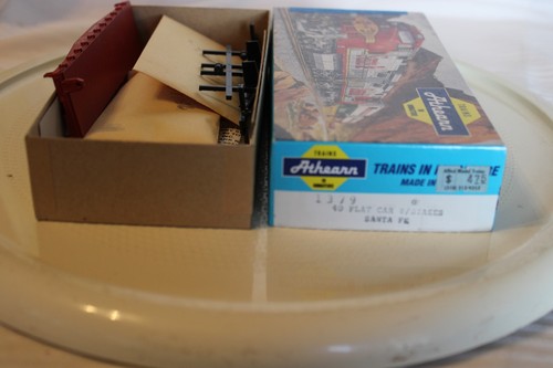 Athearn escala HO, coche plano vintage de 40', Santa Fe, rojo, #297012 - 1379 nuevo en caja | Condition: New