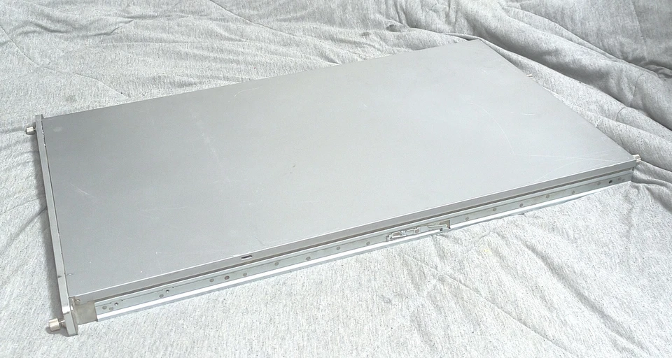 Apple Xserve Late 2006 - A1196 - 8GB RAM 3.00 GHz quad Xeon - no drives, bad GPU - Image 3 of 4