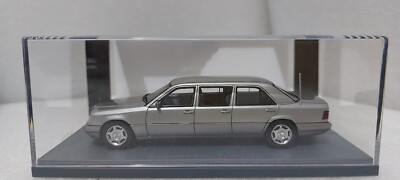 Mercedes-Benz V124 Lang シルバー s-l400.jpg