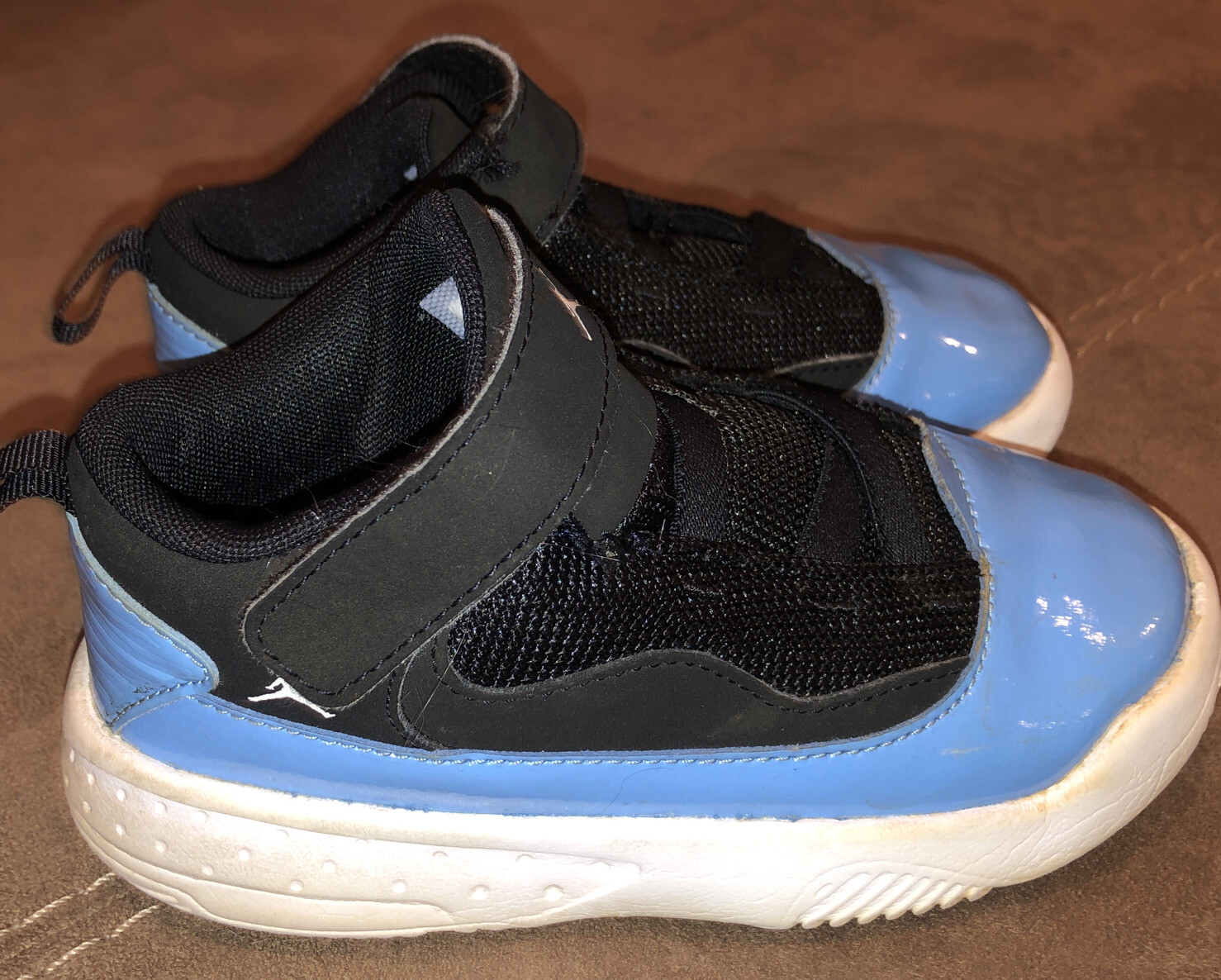 jordan max aura 2 black and blue