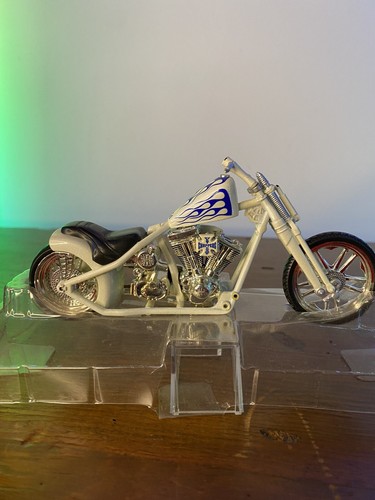 CHERRY CFL JJ04-18-04 WEST COAST CHOPPER, JESSE JAMES1/18 MUSCLE MACHINES - Picture 3 of 6