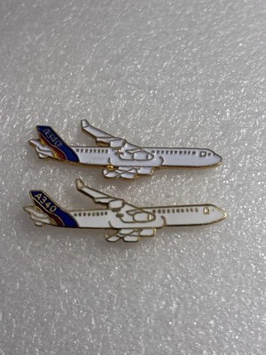 Konvolut 2 x Pins A340 Flugzeug verschiedene Ausführung Flugzeug Airbus Luft- und Raumfahrt