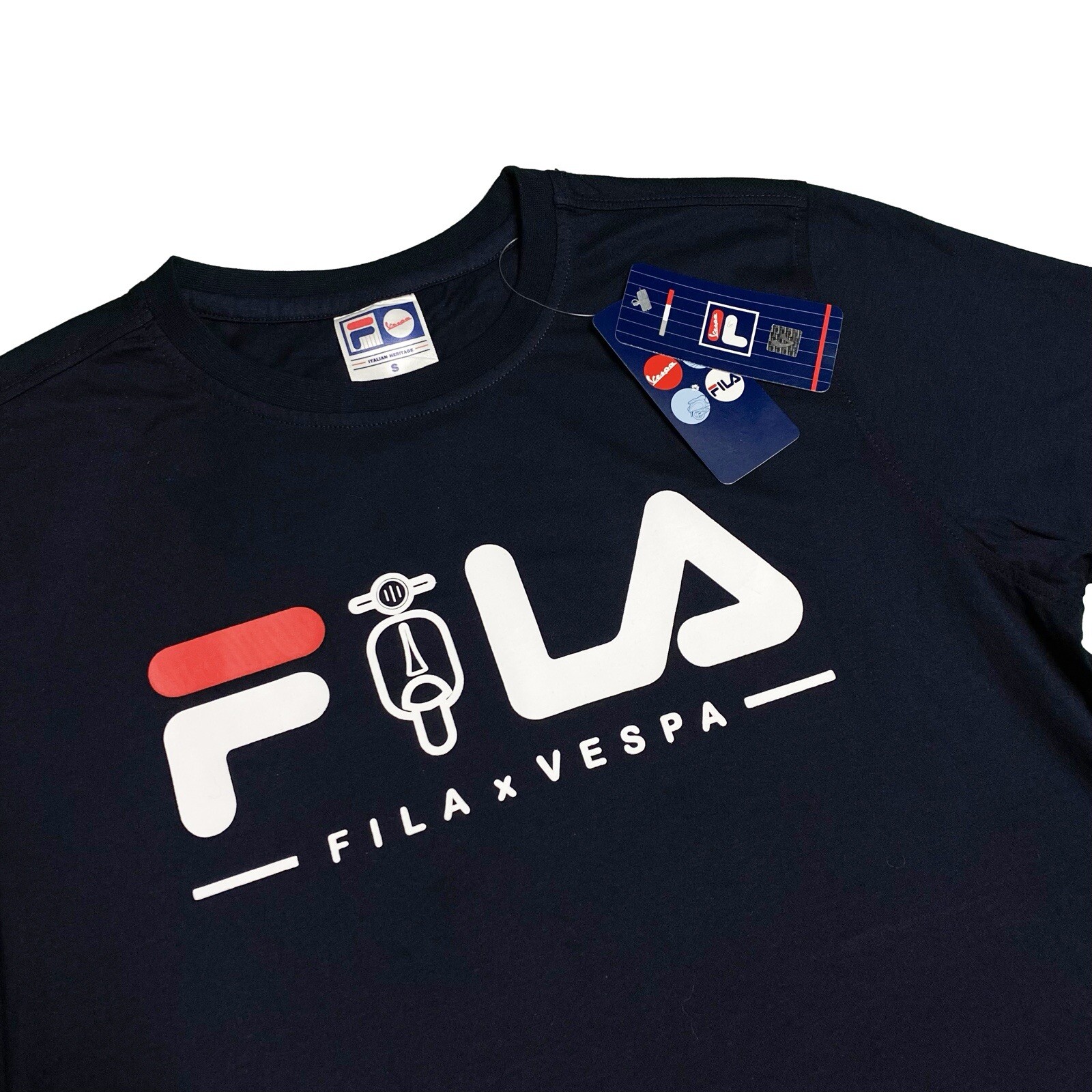 T shirt grafica Fila x Vespa Italian Heritage Marina Militare nuova con etichetta Small