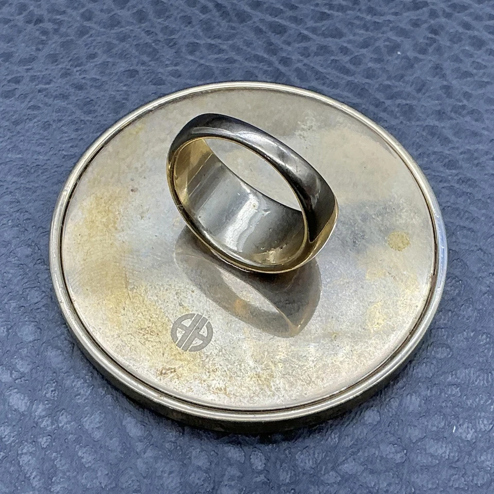 Anillo de cóctel House Of Harlow llamativo Sunburst tono dorado incrustación de cuero negro 7 Foto 4 de 4