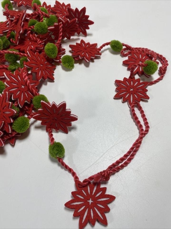 Guirnalda de pompones de pascua roja con pompones verdes de 8 pies de largo Foto 2 de 3