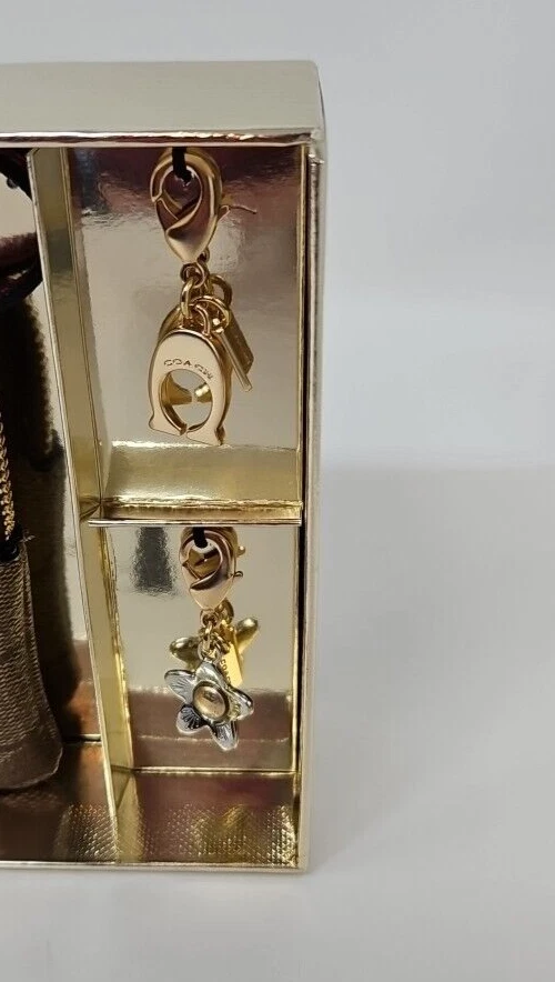 COACH ? NUOVO CON ETICHETTE Polso con cerniera angolare e 2 ciondoli set scatola vino metallizzata *AUTENTICO*