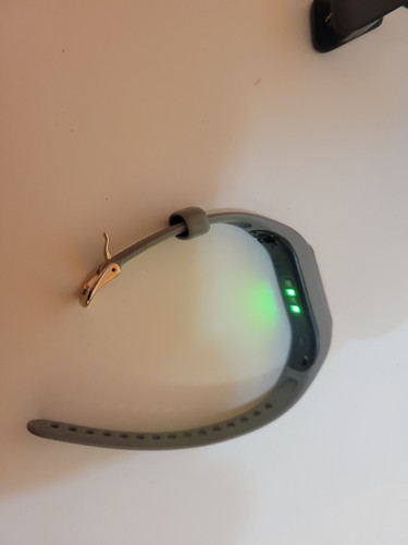 Garmin Vivosmart 4 Smart Activity Tracker Fort Parts or Repair - Picture 3 of 11