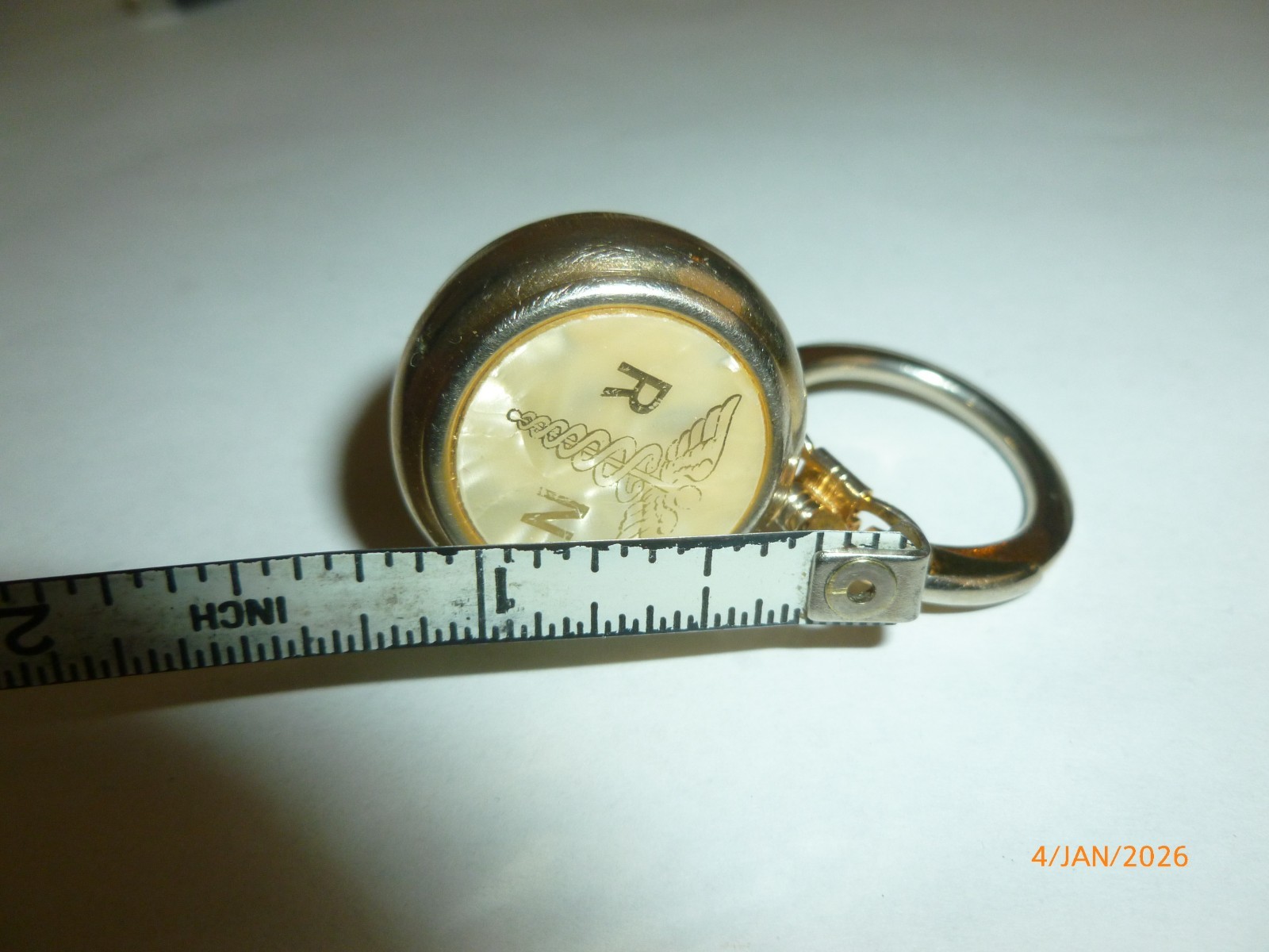 как выглядит Vintage RN Registered Nurse Retractable Badge Reel Gold Tone Caduceus MOP Face фото