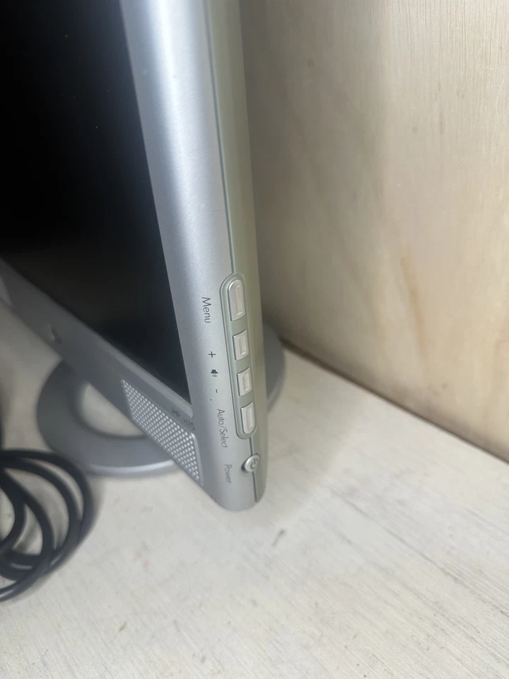 HP VS15 15" LCD VGA Monitor With Built In Speakers Gaming Retro Monitor READ - Image 3 of 4