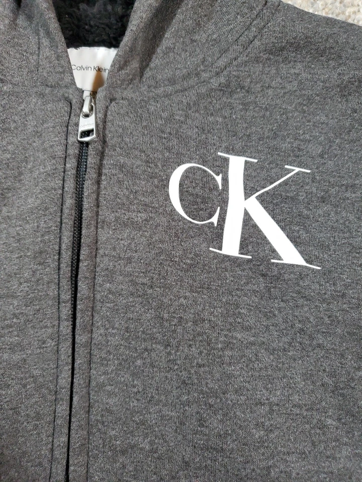 Sudadera con Capucha Calvin Klein Cremallera Completa Forrada de Piel Sintética para Niño Talla L Nueva con Etiquetas CKFHB13F-097 Gris Foto 3 de 4