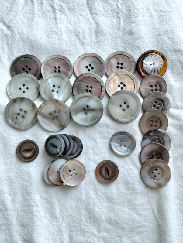 MOTHER OF PEARL BUTTONS - DARK SHADES OF SHELL - VINTAGE ASSORTMENT