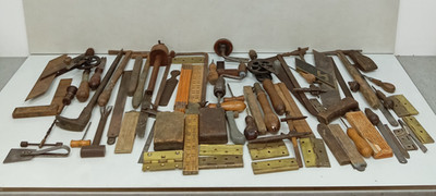 Vintage Holzbearbeitungswerkzeuge Restposten Handwerkzeuge Sägen Streben Quadrate Sammlerstücke