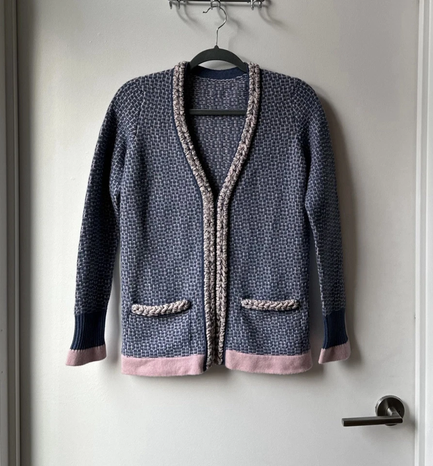 Cárdigan de cachemir azul y rosa de Chanel Foto 4 de 4
