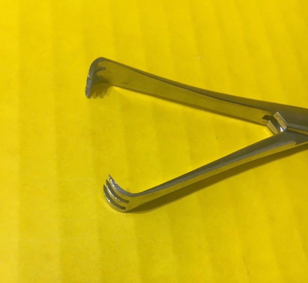 Codman Lahey Thyroid Tenaculum Forceps, 3x3 Sharp Teeth REF: 30