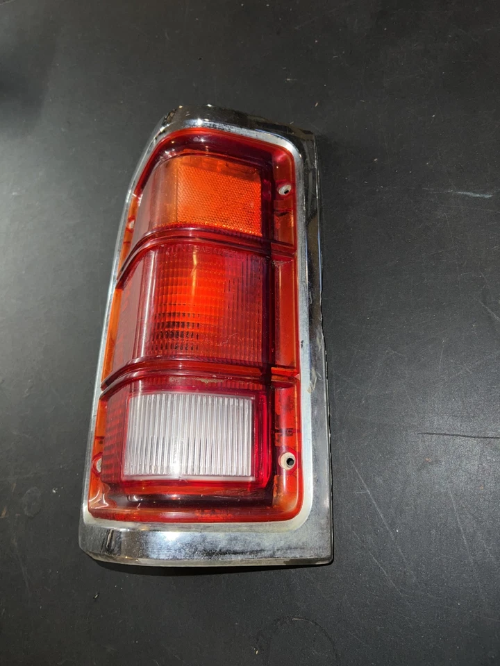 Luz trasera lateral del conductor de camioneta Dodge 1981-1987 LH 82 83 84 85 86 87 Mopar 4357005 Foto 4 de 4
