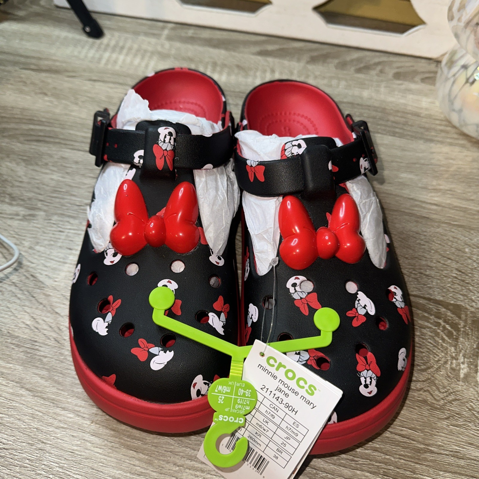 NWT WOMENS MINNIE MOUSE MARY JANE RED BLACK CROCS SIZE W 9/M7