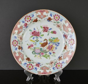 AN 18TH CENTURY CHINESE QIANLONG PORCELAIN FAMILLE ROSE PLATE WITH BIRD