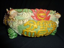 CHINESISCHE KUNSTHARZ 26 CM BREIT X 11 CM HOCH RELIEF 2 DRACHEN & ROTE FEUERKUGEL / SCHREIBSCHALE