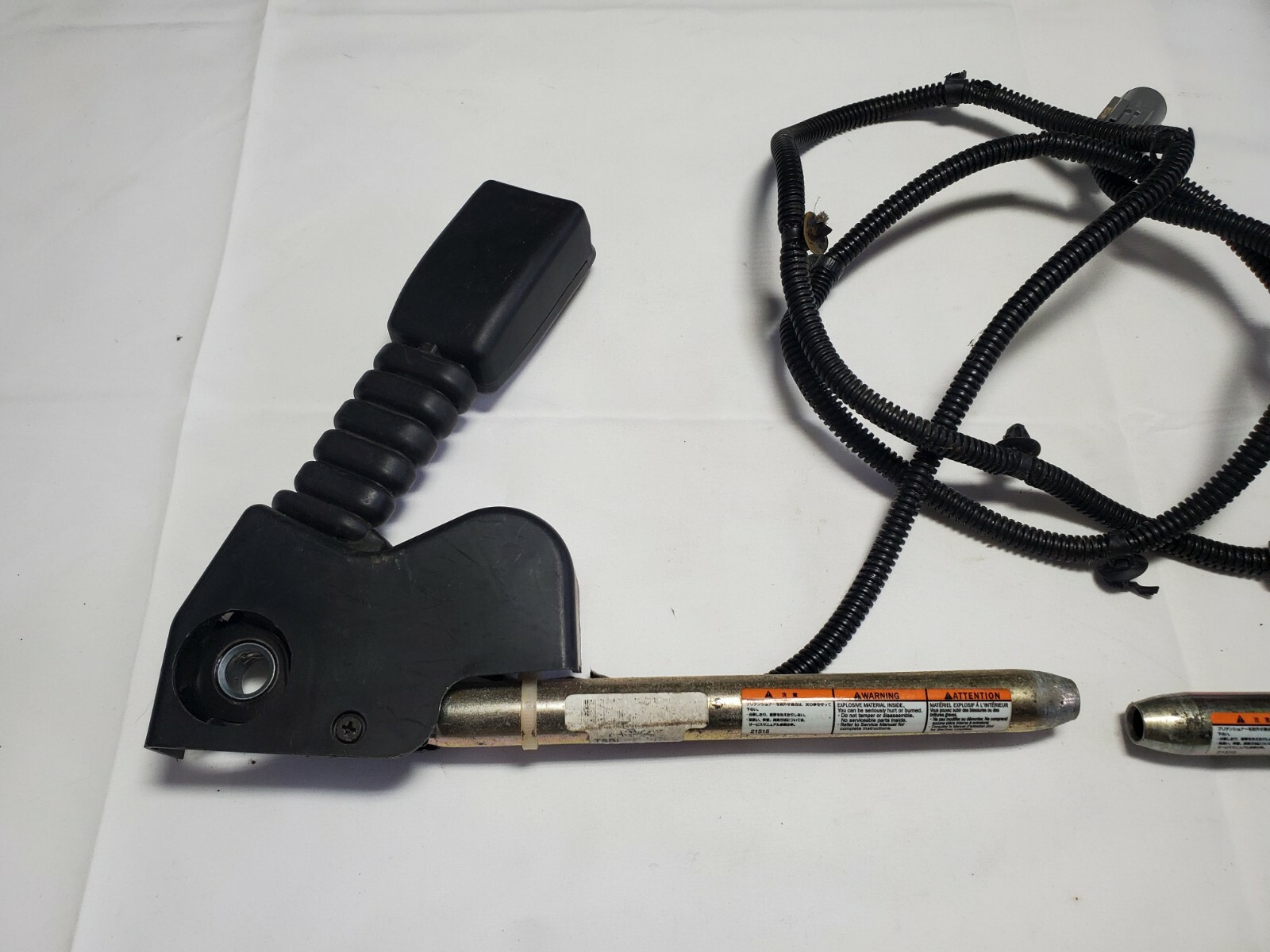 2004 - 2006 Ford Ranger Drivers & Passengers Front Seat Belt Buckles (OEM) 