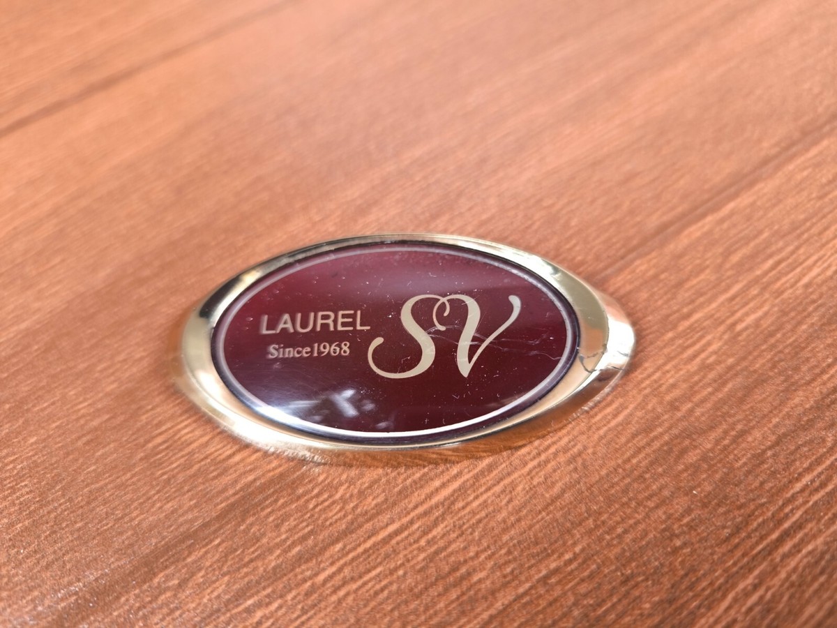 【Paragraph】23FW★ no.79 LAUREL EMBLEM L/S LAUREL SV Since 1968 SIDE PILLAR EMBLEM BADGE Fit NISSAN