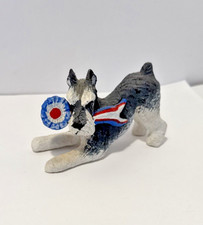 Estatuilla Schnauzer miniatura de cerámica postura juguetona con cinta de exhibición canina