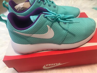 Nike Women's Roshe Run Size White/Grape/Turq
