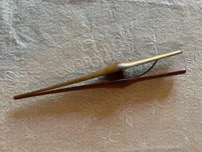 Ancien outil pince de gantier en bois 30 cm - Photo 1/4