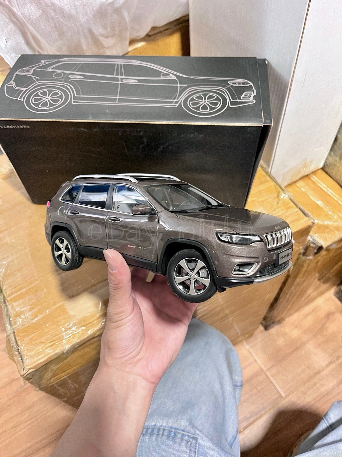 1:18 Scale 2019~2023 Jeep Cherokee Light Brownstone Pearlcoat Diecast Model Car
