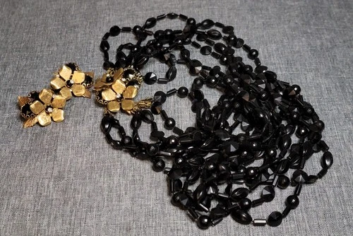 READ Miriam Haskell (Maybe?) Vintage Black Beaded Rhinestone Goldtone Necklace