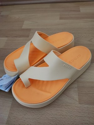 Crocs Damen Sandalen getaway Platform Toe Loop 37-38 Pool Slides Golden Hour