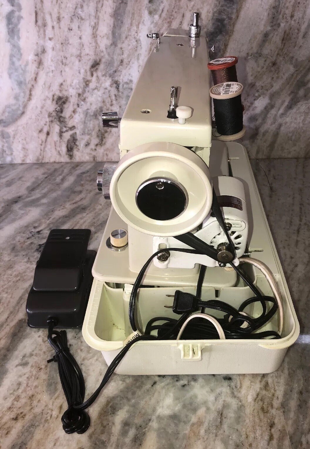 WHITE Deluxe Zig Zag SEWING MACHINEVery Clean & Fully Serviced!!! UFM