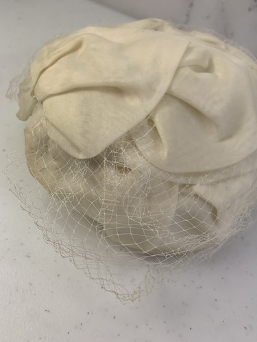 Vintage 1950s 50s Frederick & Nelson Hat White Facsicnator Hat Knitted Veil 6 - Picture 8 of 16